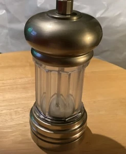 Molinillo de pimienta vintage antiguo de cromo y acrílico transparente 5-3/4" de alto carbono  - Imagen 1 de 3