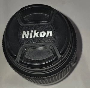 Lente Nikon DX AF-S Zoom-NIKKOR 55-200 mm f/4-5,6G ED - Imagen 1 de 7