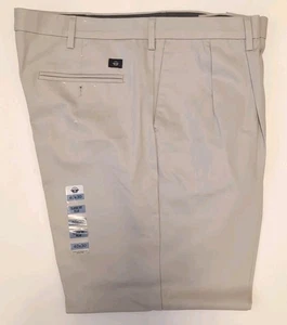 Dockers Go khakifarbene hellbraune Herrenhose 40 x 30 Fleckenschutz klassische Passform plissiert neu ohne Etikett - Bild 1 von 10