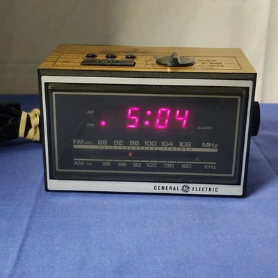 Reloj despertador radio AM FM vintage GE General Electric modelo 7-4620F-probado/funciona Foto 1 de 4