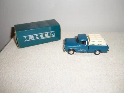 Camión diecast vintage 1996 Ertl - Feria del Juguete de Nueva York "1950 Chevy Cameo" (1/43) Foto 1 de 4