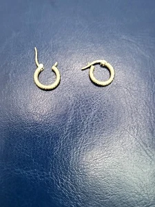 18ct Gold Hoop Earring, 750 Hallmark. - Picture 1 of 6