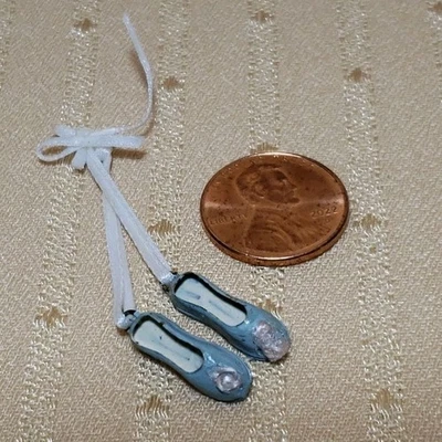 ZAPATOS DE BAILE BAILARINA DE METAL PINTADO DE COLECCIÓN PARA CASA DE MUÑECAS EN MINIATURA O CAJA ROOMBOX  Foto 1 de 4