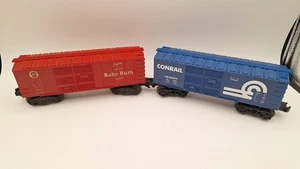 Vintage 2 Lionel Box Cars Lot, Red Baby Ruth RRR X6014 & Blue Conrail CR9001 - Bild 1 von 5