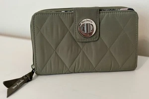 Vera Bradley Ultralight RFID Turnlock Zip Wallet in Sage Green Quilted Excellent - Picture 1 of 17