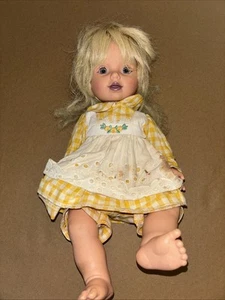 Hermosa muñeca vestida Baby So Beautiful de vinilo de Playmates, 1995 - Imagen 1 de 5