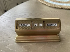 Calendario de escritorio perpetuo Hearth & Hand Magnolia latón Taylor Swift estético difícil de encontrar - Imagen 1 de 5