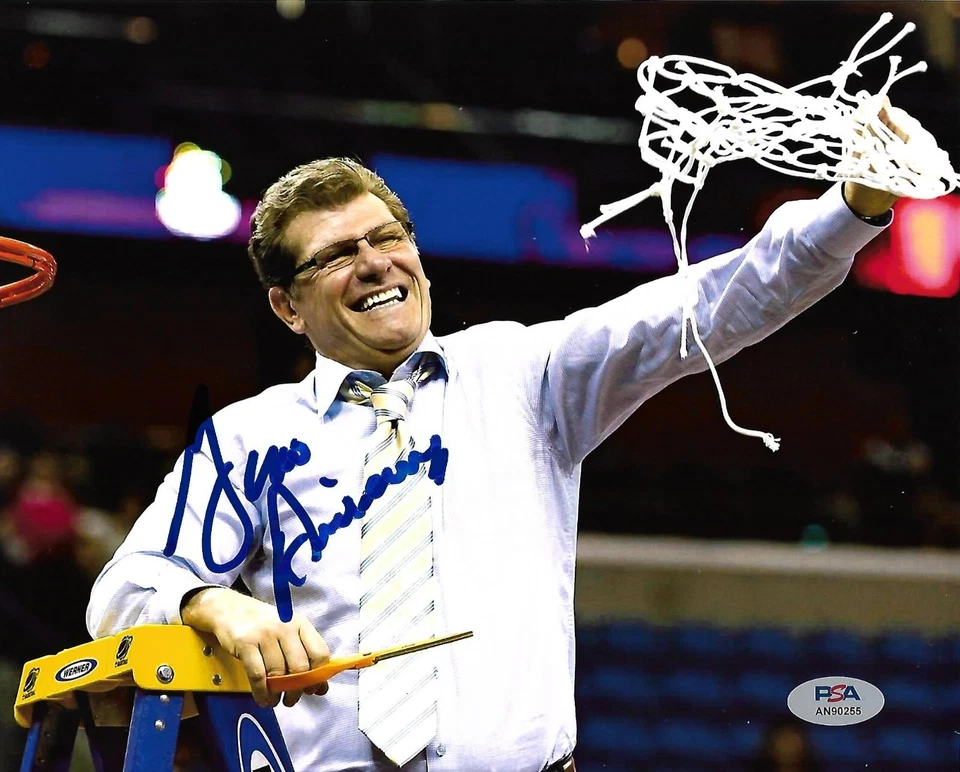 GENO AURIEMMA signed autographed (UCONN HUSKIES) 8X10 PHOTO w/ COA PSA AN90256 - Image 1 of 1