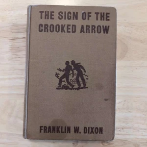 28 The Sign of the Crooked Arrow Vintage Hardy Boys Book - Imagen 1 de 1