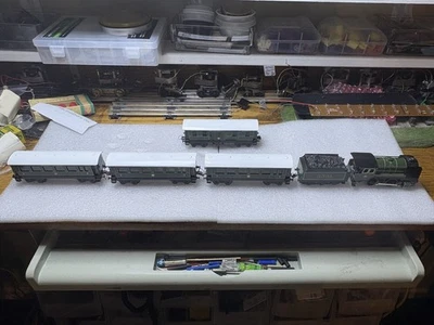 Trix Twin Electric Loco green white Custom (4) Prewar Coaches Custom Paint Runs - Image 1 of 4