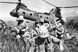 VIETNAM WAR US MARINES BEING DROPED OFF IN A LANDING ZONE  4" x 6" PHOTO # 73 - Picture 1 of 1
