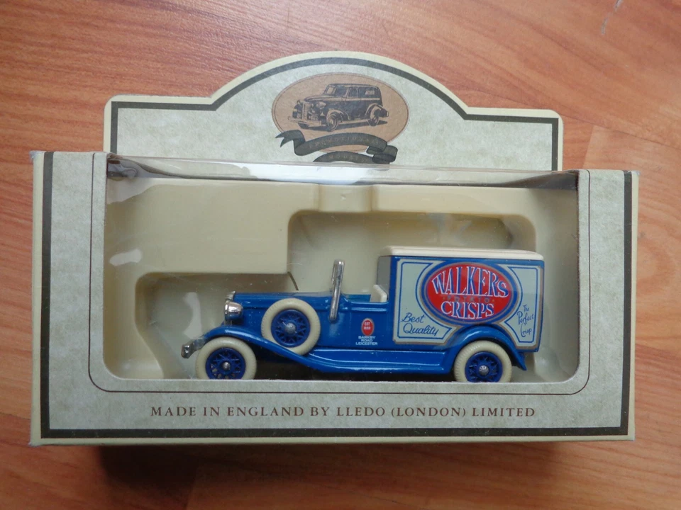 Lledo Days Gone Premier Classique 1933 Packard Van 'Walkers Crisps' - Photo 1/1