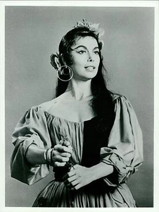 Foto cantante Dorothy Krebill 1966 actuando para Metropolitan Opera Company - Imagen 1 de 2