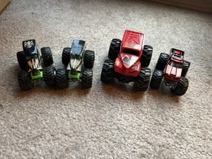 Monster Jam Set 4 Trucks - Grave Digger x2, El Toro Loco, Captain’s Curse - Bild 1 von 7