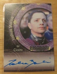 Tarjeta autógrafa 2009 Stargate Heroes A112 Joshua Malina como Cicero estilo SG-1 - Imagen 1 de 2