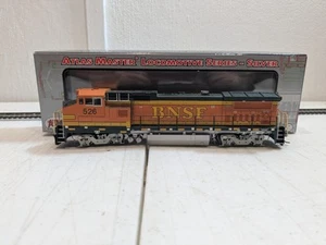 Atlas 10 001 812 - BNSF #526 Dash 8-40 BW Diesel Locomotive - DC - HO Scale - Picture 1 of 15