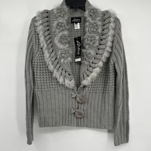 Nuevo con etiquetas Suéter Artex Fashions Para Mujer Talla S Gris Cable Tejido Botón Imitación Piel Flores - Imagen 1 de 9