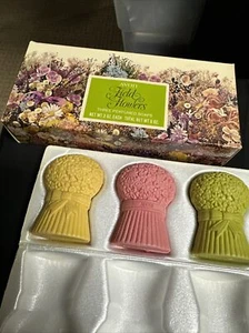 Juego de 3 jabones perfumados vintage Avon Field Flowers utilería MCM embalaje publicitario - Imagen 1 de 4