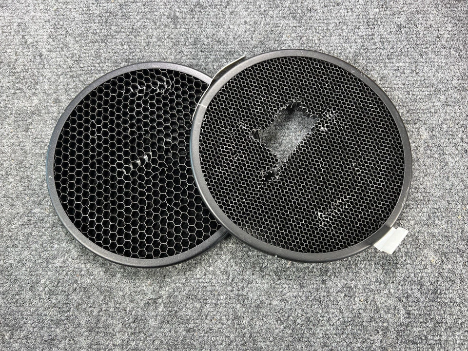 2x Speedotron  30° and 40° Honeycomb Grids. 6.5 Inches - Image 1 of 1