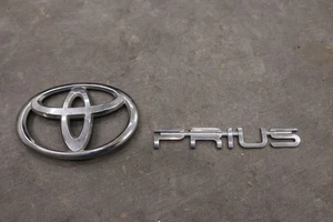 2016-2018 Toyota Prius Emblem For Rear Trunk Badge Nameplate Logo Genuine OEM - Picture 1 of 8