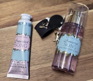 Bath & Body Works Sweetest Song Handcreme mit Bienenhalter Reisegröße Nebel - Bild 1 von 2