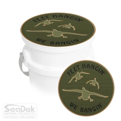 SeaDek Seat Pad Top | fits YETI Loadout Bucket - OG/T Feet Hangin' We Bangin' — 第 1/4 张图片
