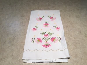 Vtg Linen Guest Towel ~ Hand Embroidered ~ Pink Flowers Green Leaves - Picture 1 of 4