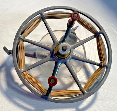 Carrete de pesca con mosca de goite de colección con guía de línea de ágata roja Foto 1 de 4