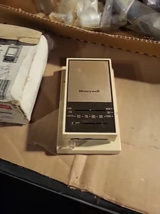 NEW Honeywell 24V Heating-Cooling Thermostat, 60F to 90F p/n T834C 1137 - Picture 1 of 8