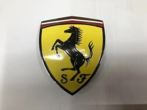 FERRARI SF90, emblema, logotipo, insignia guardabarros delantero, p/n 873542 - Imagen 1 de 3