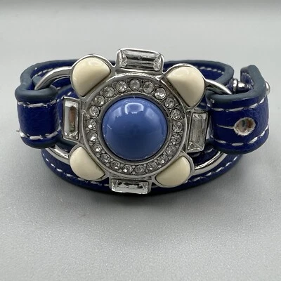Brazalete envolvente de cuero azul aciano con cristales cortados Lia Sophia debajo de envolturas Foto 1 de 4