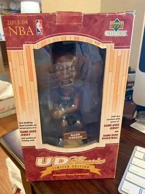 Allen Iverson 2003-04 UD Classic LE Bobbing Head con GU Jersey #54/300 - Nuevo Foto 1 de 4