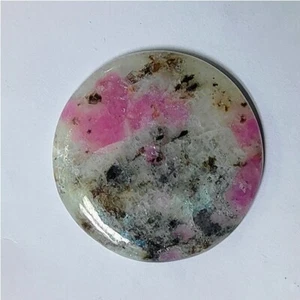 Pietra Tugtupite Rubino In Quarzo Pietra Preziosa Naturale Cabochon 82 Cts. ME-11697 - Foto 1 di 3