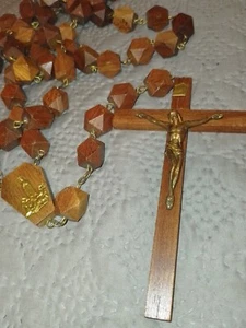 Très Grand Chapelet Souvenir de Pèlerinage en Bois ACAJOU Sculpté/CROIX/N°9 - Picture 1 of 4