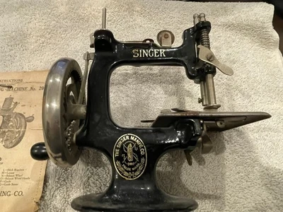 Máquina de coser infantil Singer Sew Práctica modelo 20 manivela juguete años 20 Foto 1 de 4