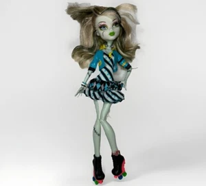 Monster High----*Frankie Stein* Picture Day----Doll & Outfit——Roller Skates - Picture 1 of 7