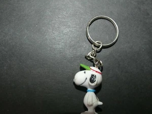 PORTE CLÉ FIGURINE SNOOPY CASQUETTE VERTE - Picture 1 of 2