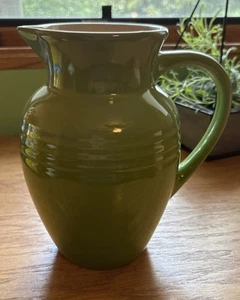 Le Creuset Green 9" Stoneware Ceramic 2 Quart Jug Pottery Pitcher - Picture 1 of 8