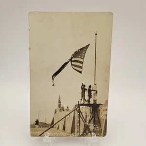 1914 RPPC Occupazione di Veracruz Alzata formale della bandiera degli Stati Uniti cartolina postale  - Foto 1 di 3