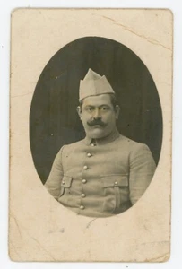 CARTE PHOTO, un militaire poilu uniforme studio WW1 moustaches - Picture 1 of 2