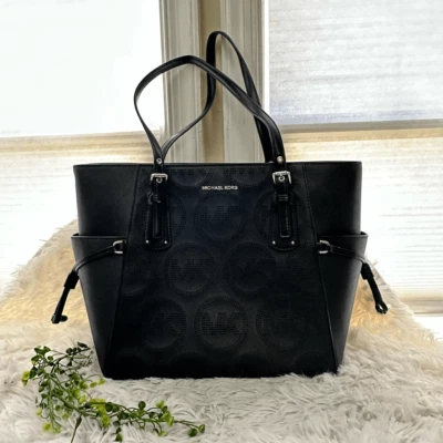 Bolso de Mano Michael Kors Voyager Grande Cuero Negro Firma MK Logo Perforado Foto 1 de 4