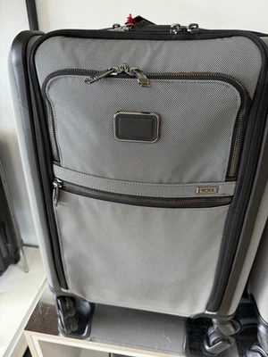 NUEVO Equipaje de Mano Tumi ALPHA X 22.0” CONTINENTAL Doble Acceso 4 Ruedas - Gris Meteoro Foto 1 de 4