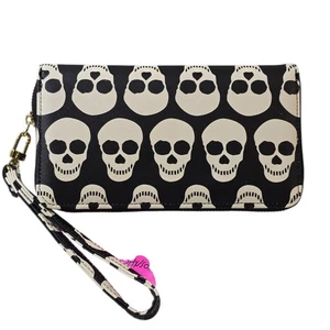 Betsey Johnson Black and White Skull Print Zip Around Wristlet Wallet NWT - Picture 1 of 13