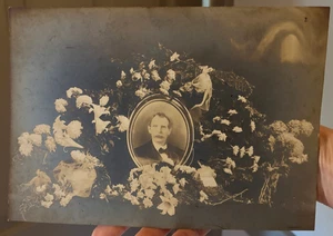 ALTER Nicht Postkarte Schnappschuss FOTO Beerdigung Blumen Halloween Opa Stett / Stitt? - Bild 1 von 11
