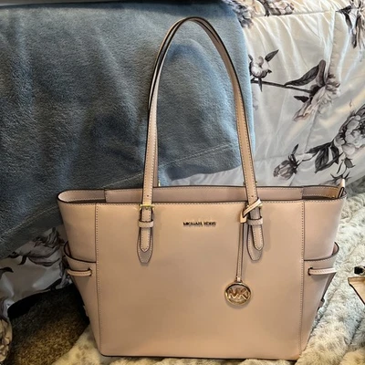 BORSA A TRACOLLA MICHAEL KORS GILLY GRANDE CON COULISSE DA VIAGGIO PER LAPTOP TOTE - Immagine 1 di 4