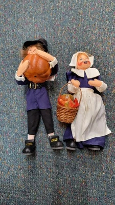 VINTAGE "ANNALEE PILGRIM COUPLE" NO RESERVE - Image 1 of 4