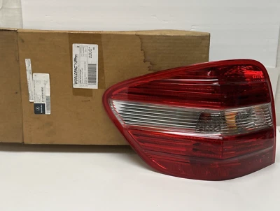Nova lanterna traseira esquerda MERCEDES BENZ ML W164 A1649060900 FABRICANTE DE EQUIPAMENTO ORIGINAL - Imagem 1 de 4