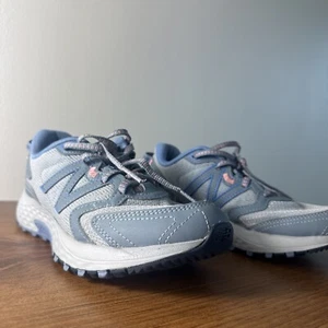 Zapatilla deportiva New Balance 410 Trail para mujer 5,5 Rogue Wave azul gris melocotón - Imagen 1 de 8