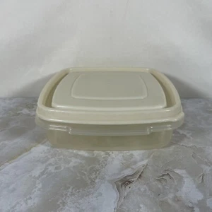 Vintage Rubbermaid Servin Saver #1 Sandwich 2 Cup Container 6” Square Beige lid - Picture 1 of 7