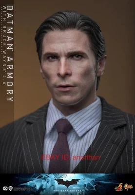 Armería de Batman Hot Toys MMS750 con cabeza esculpida de Bruce Wayne 2,0 1/6 en stock Foto 1 de 4